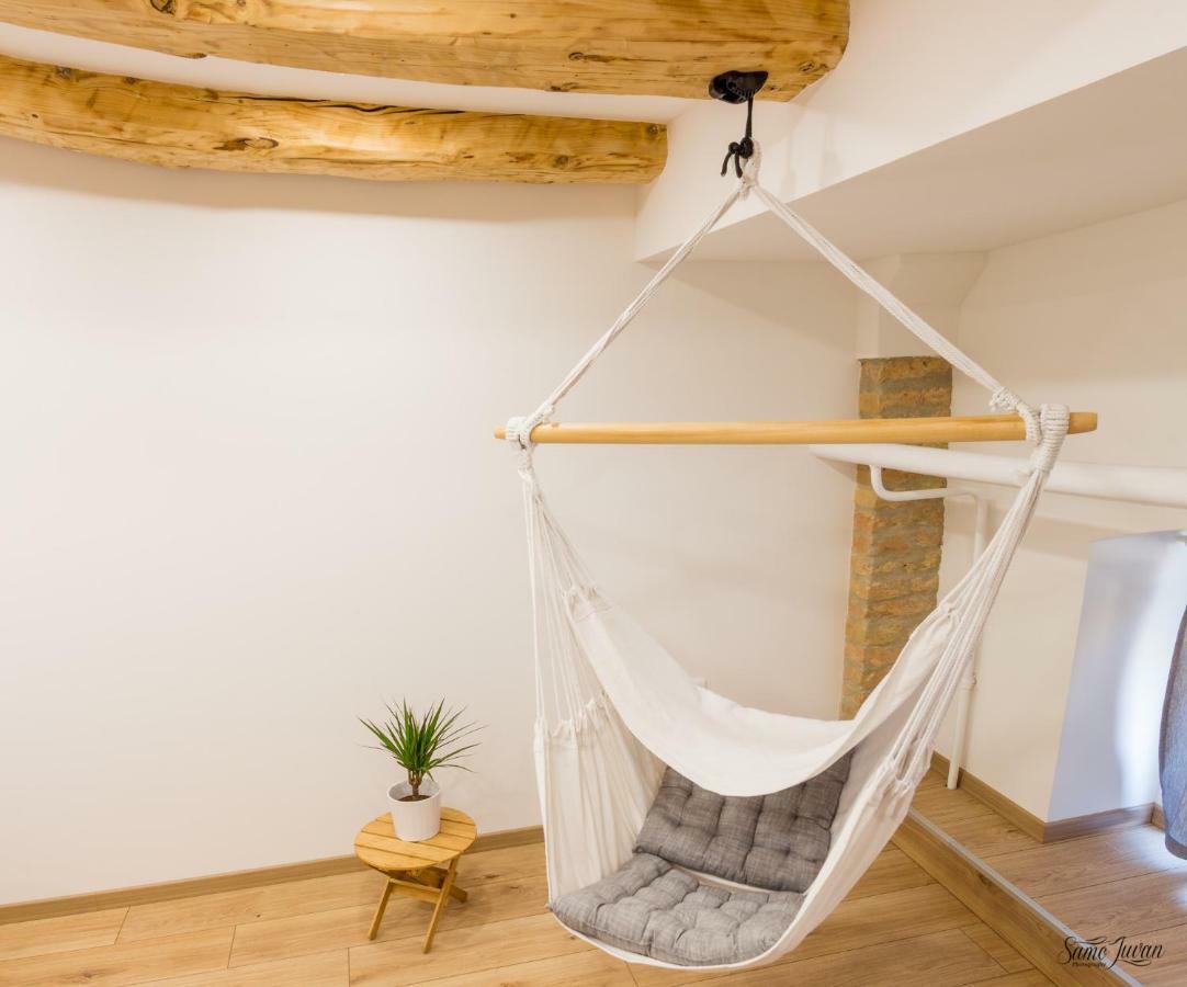 Tobacna White Apartment *